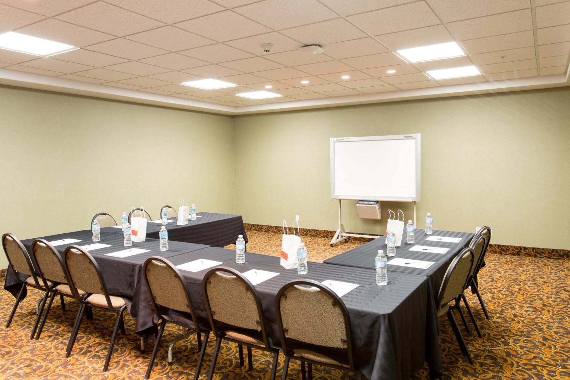 Holiday Inn Express & Suites Whitecourt By Ihg Exterior foto