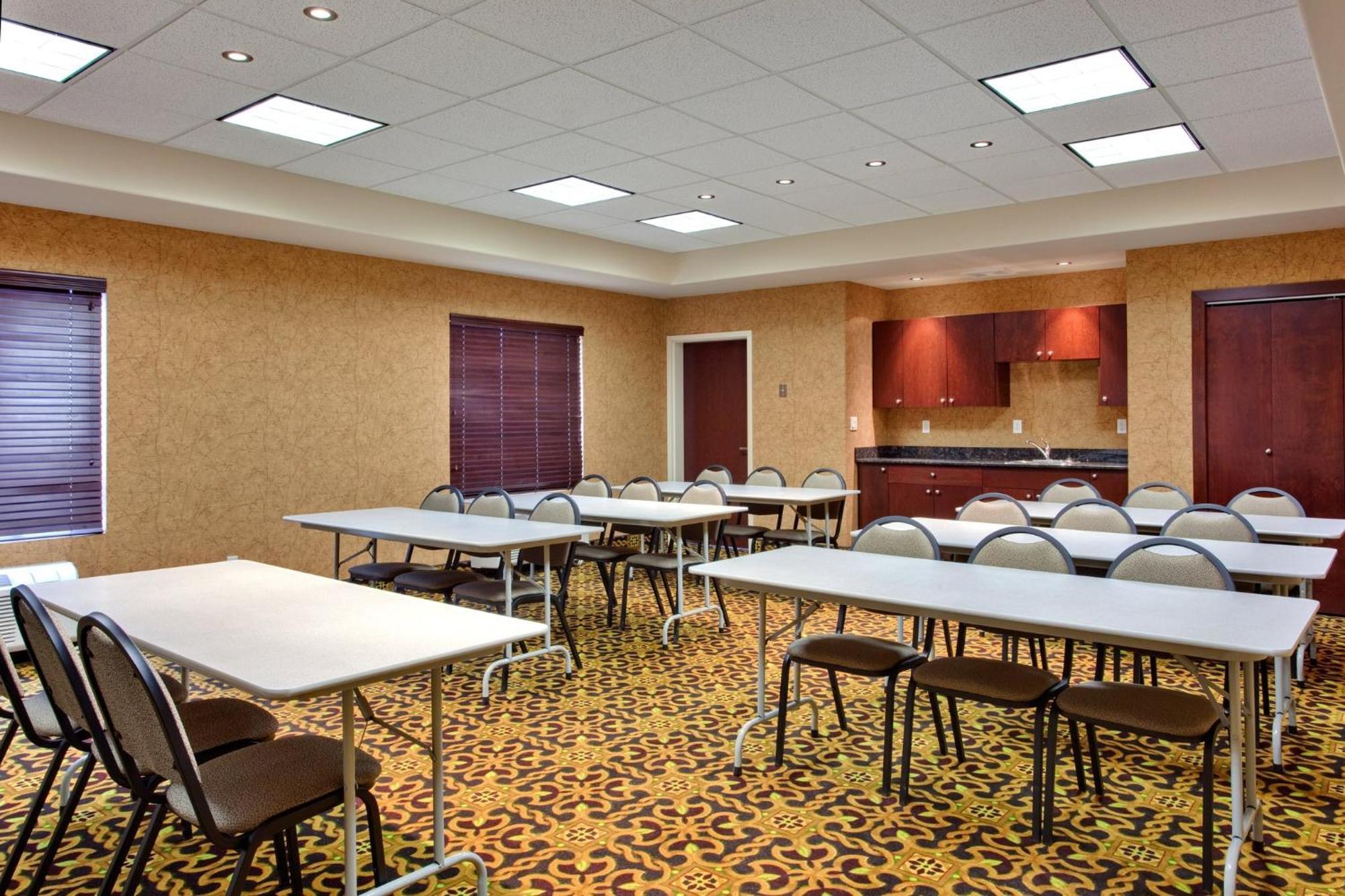Holiday Inn Express & Suites Whitecourt By Ihg Exterior foto